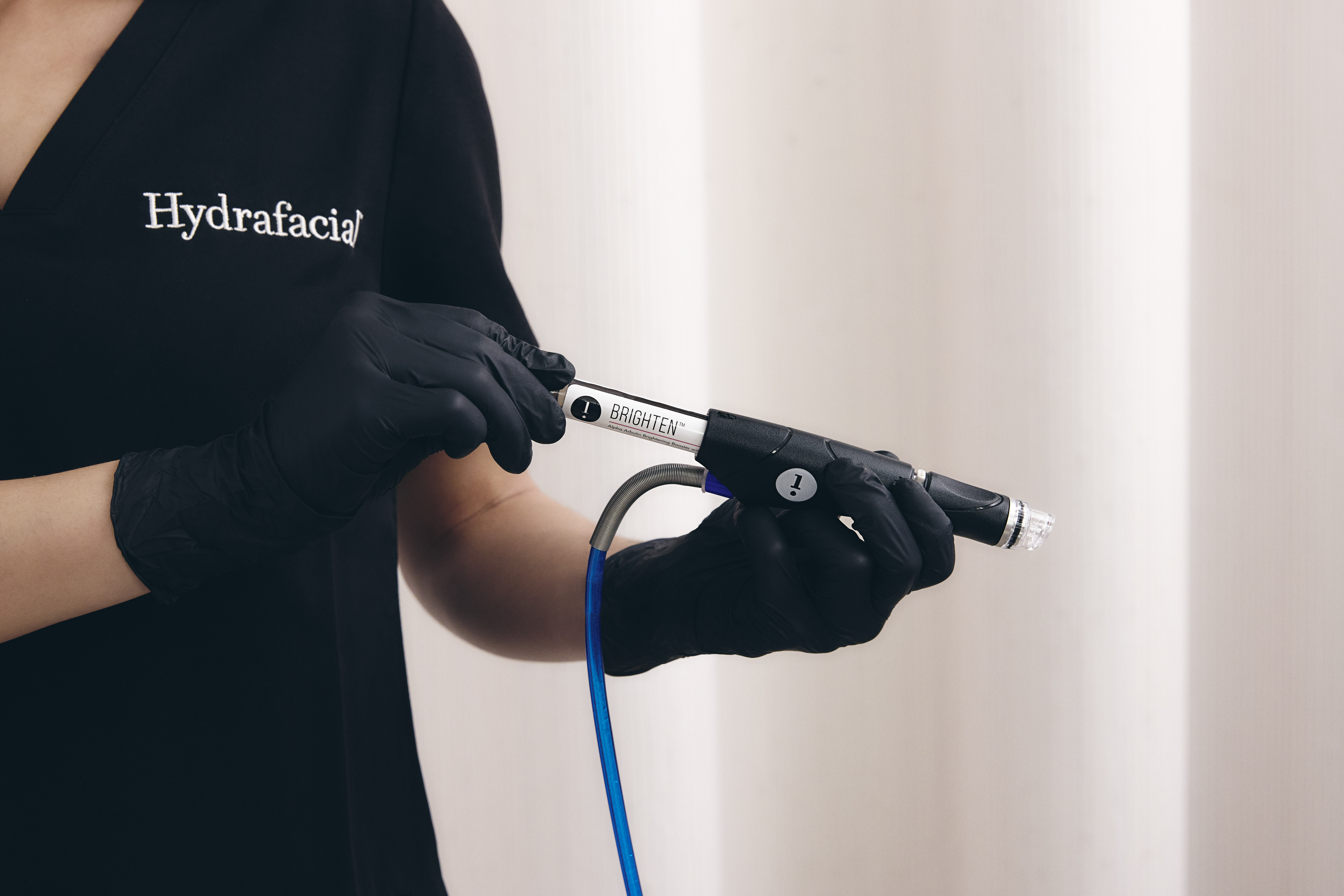 Aparat Hydrafacial™ la Clinica Angi San